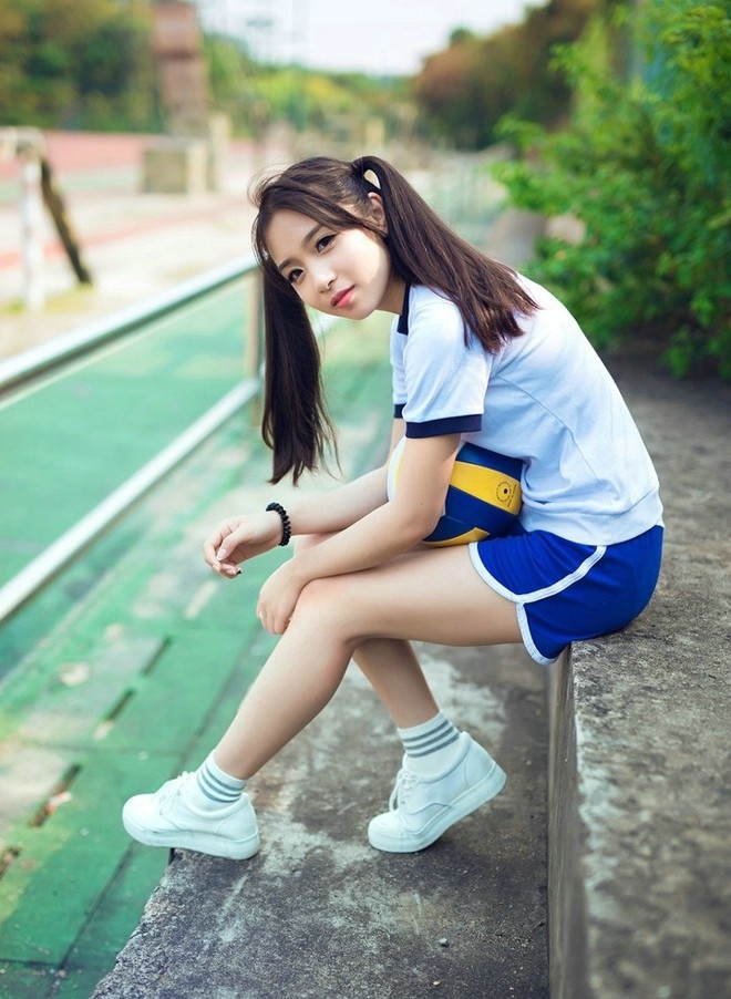 双马尾运动装清纯美眉校园活力俏皮写真图片