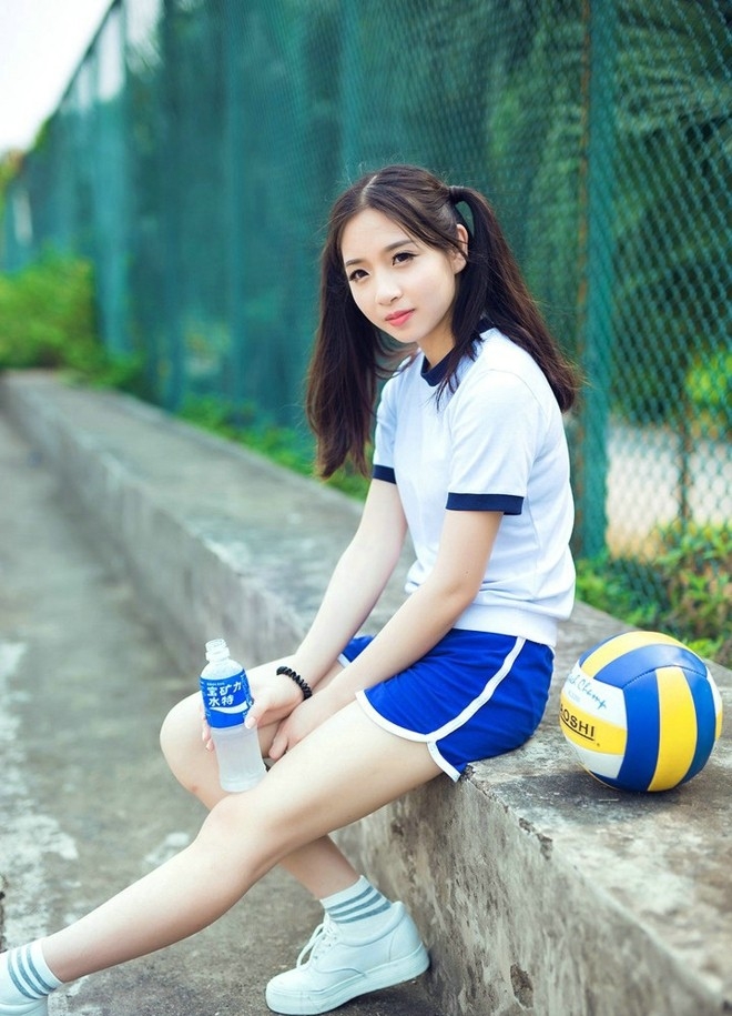 双马尾运动装清纯美眉校园活力俏皮写真图片