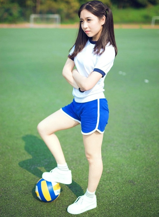 双马尾运动装清纯美眉校园活力俏皮写真图片