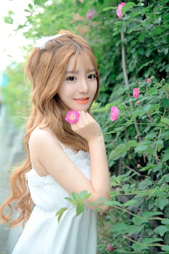 娇艳欲滴甜美花仙子白皙美女户外可爱唯美写真