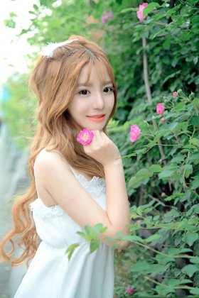 娇艳欲滴甜美花仙子白皙美女户外可爱唯美写真