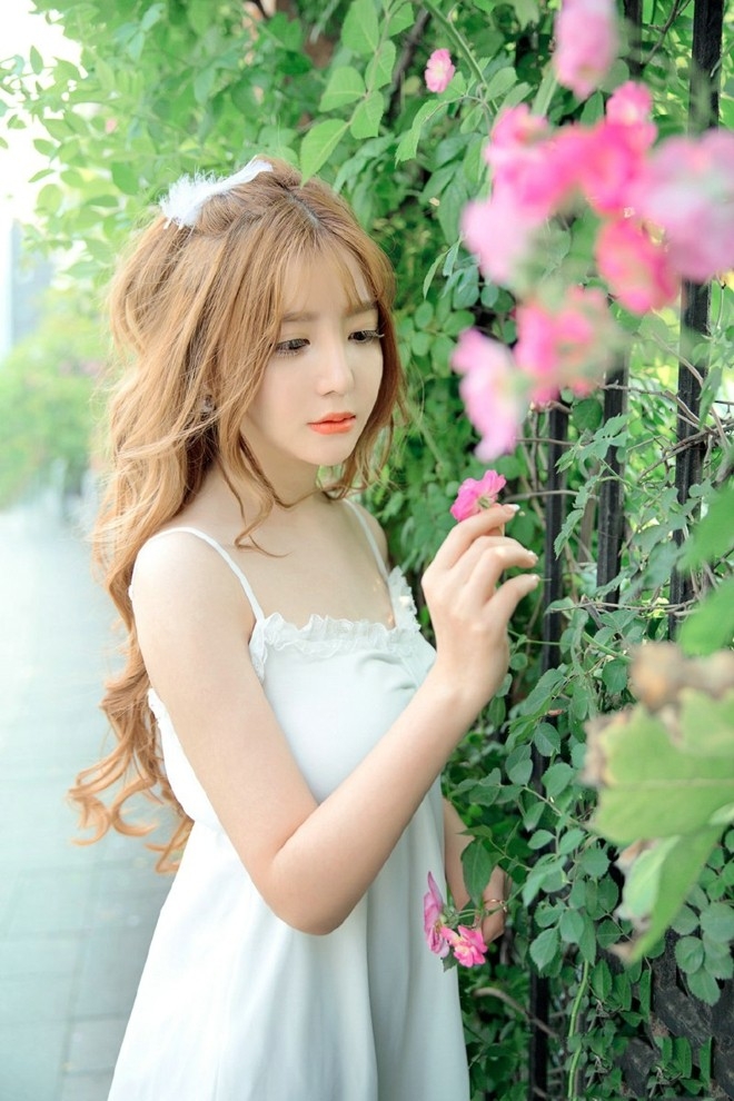 娇艳欲滴甜美花仙子白皙美女户外可爱唯美写真