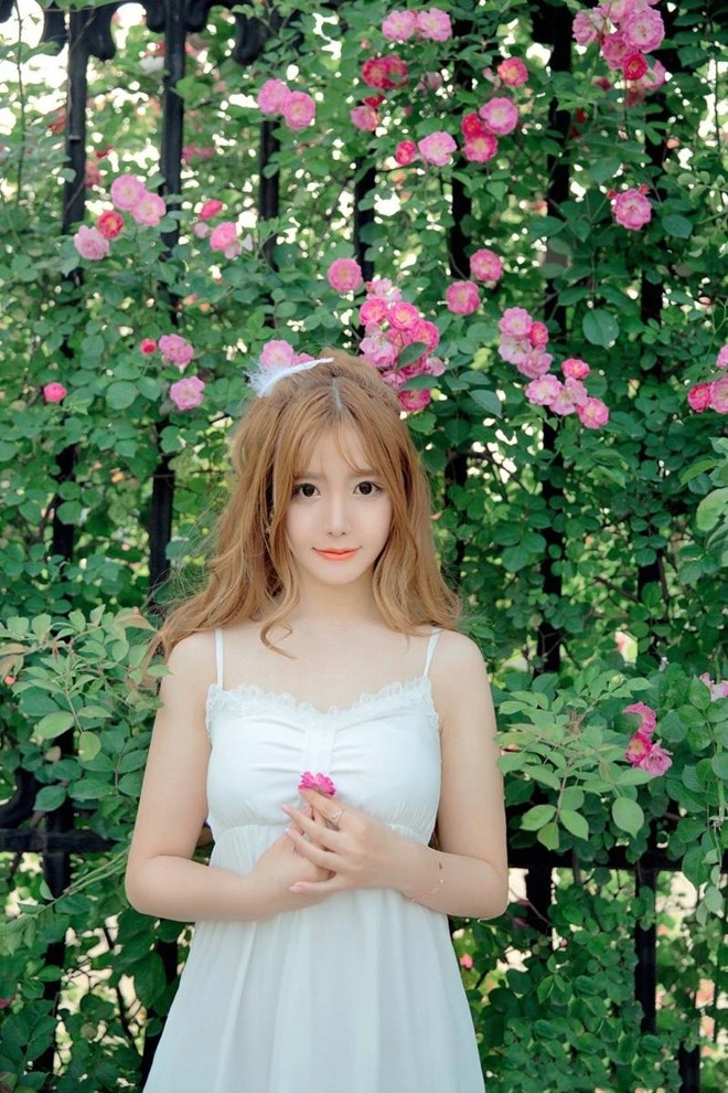 娇艳欲滴甜美花仙子白皙美女户外可爱唯美写真