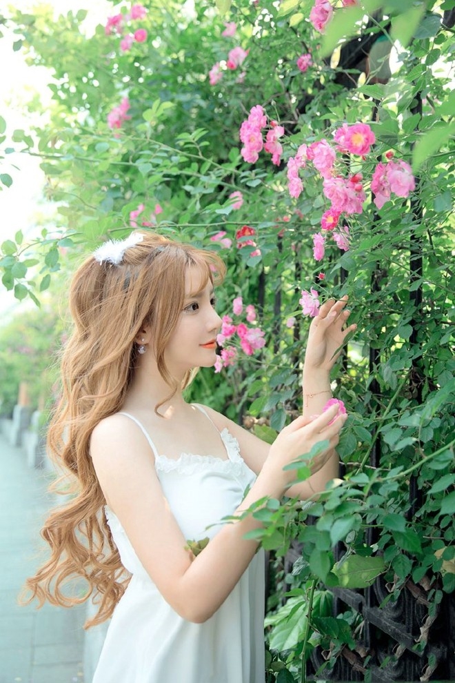 娇艳欲滴甜美花仙子白皙美女户外可爱唯美写真