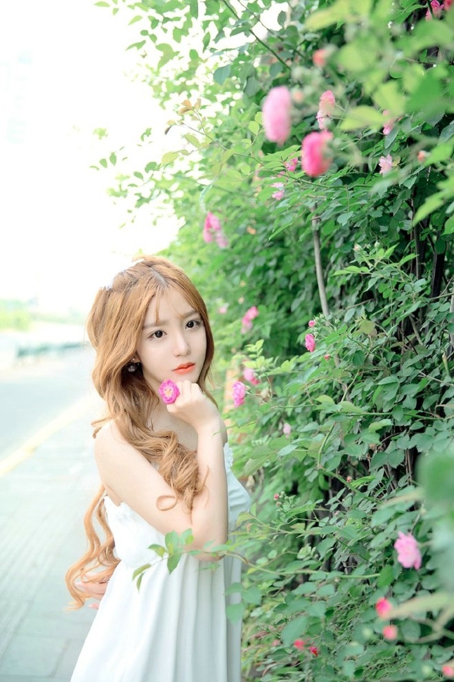 娇艳欲滴甜美花仙子白皙美女户外可爱唯美写真
