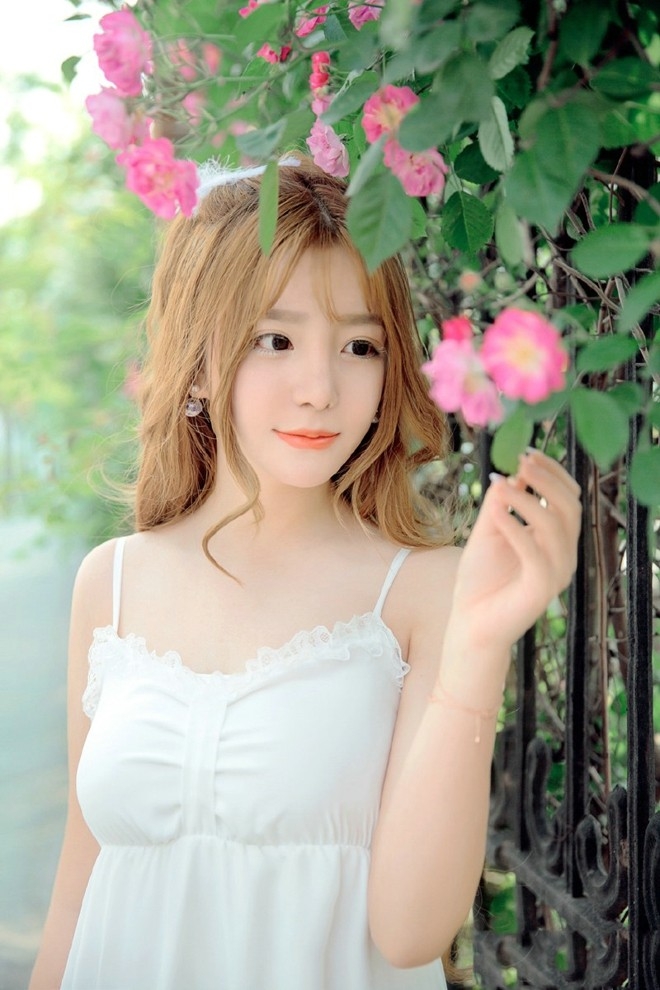 娇艳欲滴甜美花仙子白皙美女户外可爱唯美写真