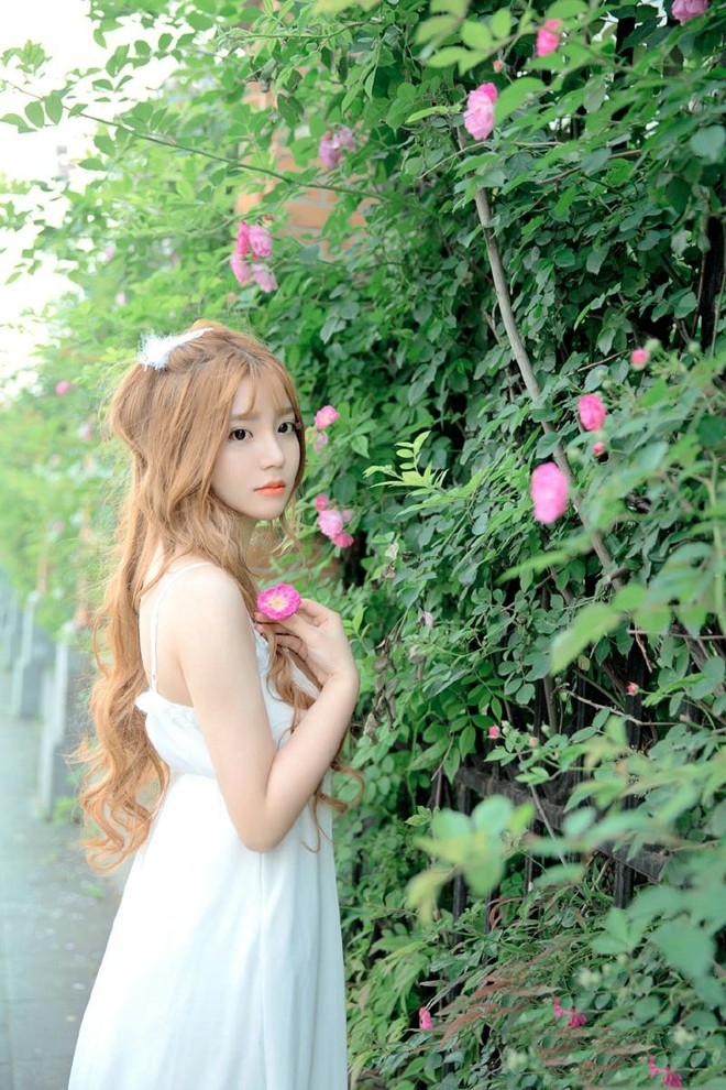 娇艳欲滴甜美花仙子白皙美女户外可爱唯美写真