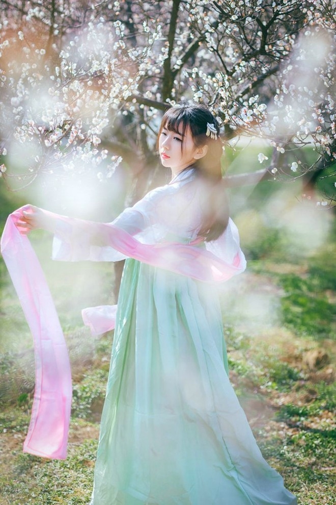 古典仙气清纯美女阳光下花林间唯美写真