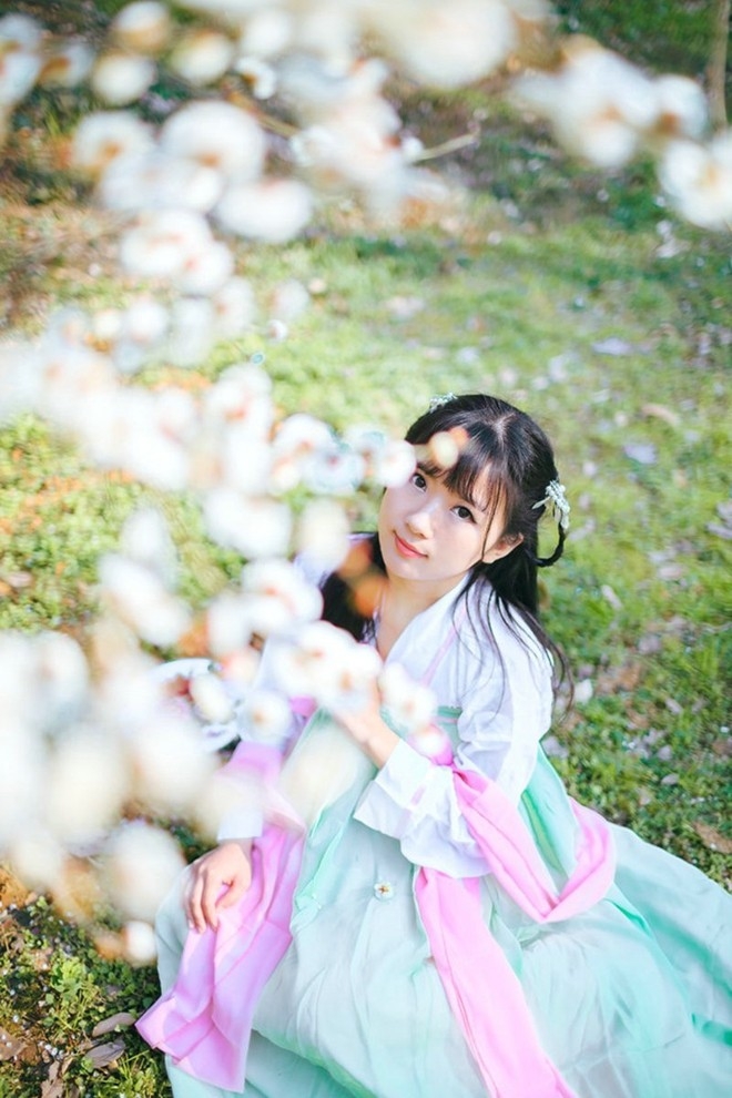 古典仙气清纯美女阳光下花林间唯美写真