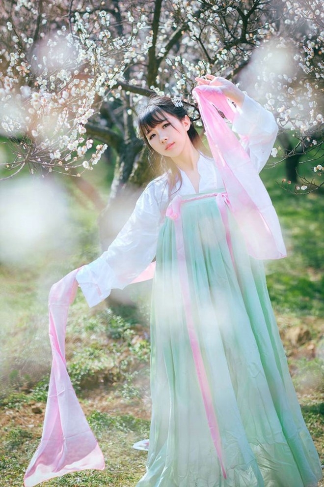 古典仙气清纯美女阳光下花林间唯美写真