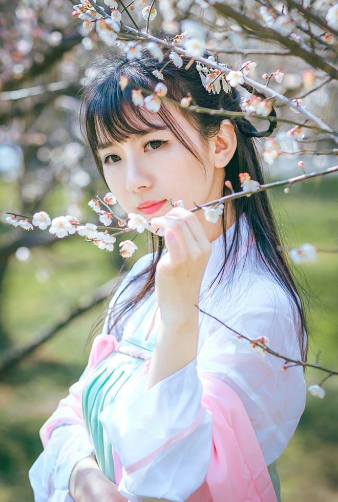 古典仙气清纯美女阳光下花林间唯美写真