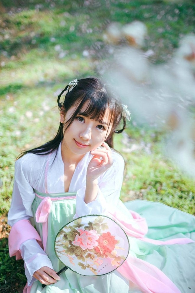 古典仙气清纯美女阳光下花林间唯美写真