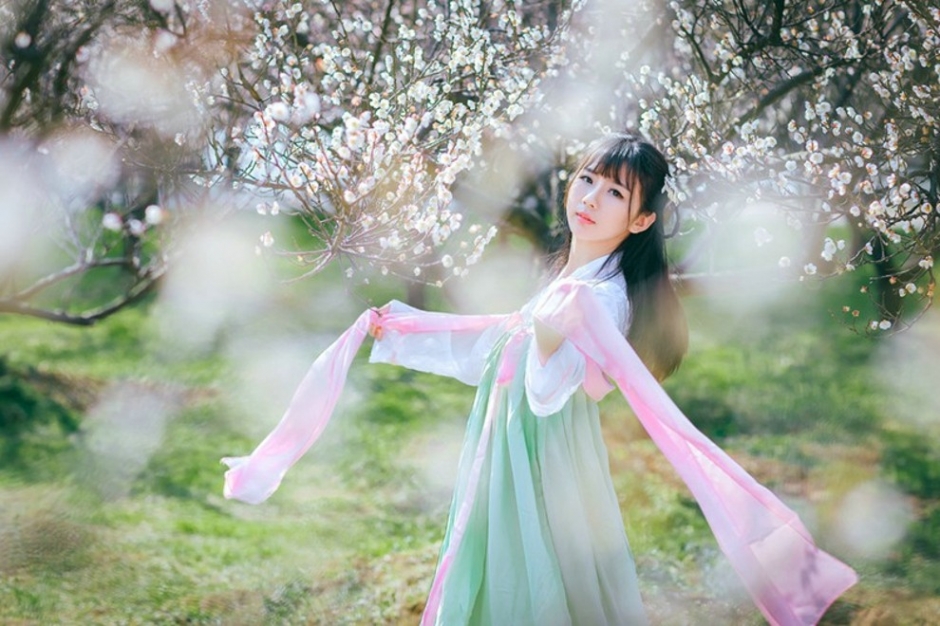 古典仙气清纯美女阳光下花林间唯美写真