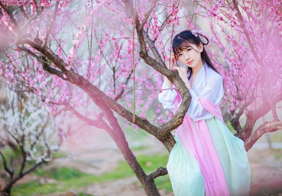 古典仙气清纯美女阳光下花林间唯美写真