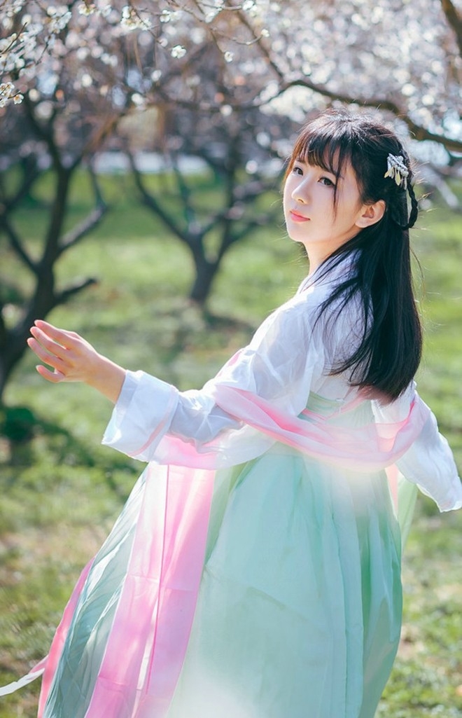 古典仙气清纯美女阳光下花林间唯美写真