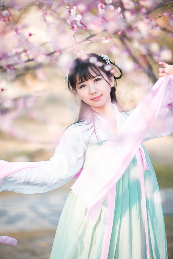 古典仙气清纯美女阳光下花林间唯美写真