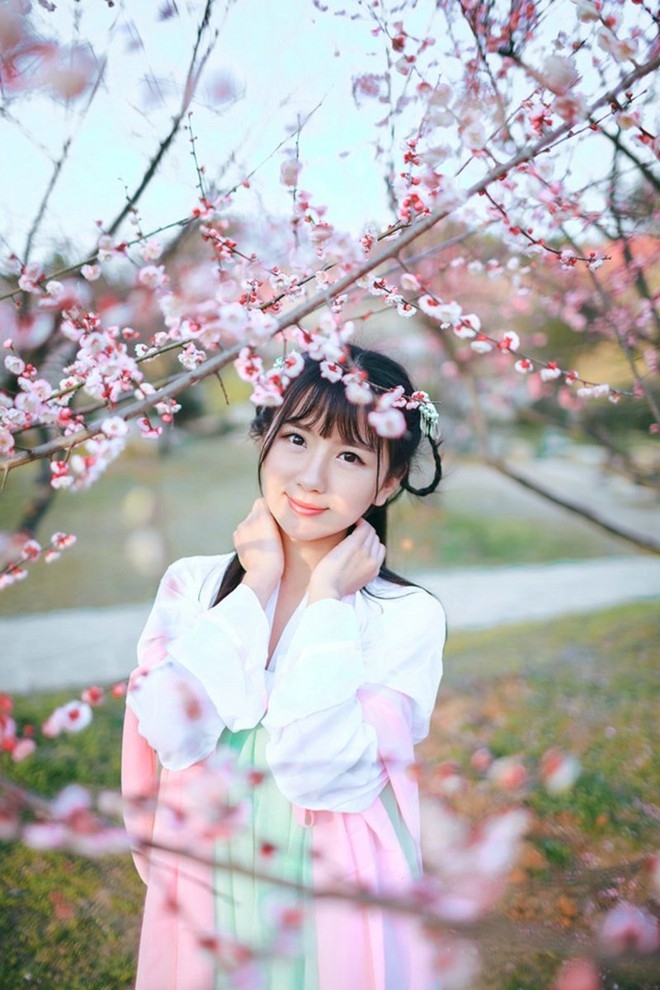 古典仙气清纯美女阳光下花林间唯美写真