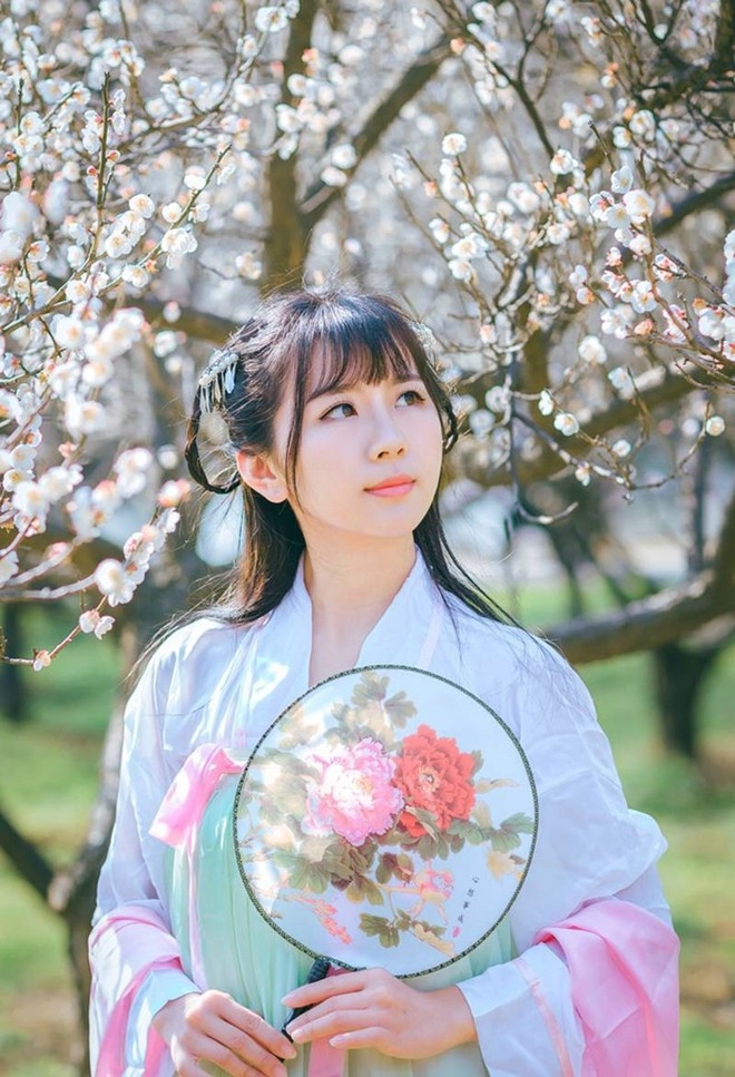 古典仙气清纯美女阳光下花林间唯美写真