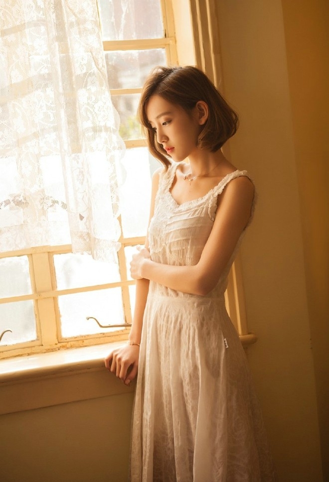 清晨惬意悠闲少女逆光唯美私房写真图片