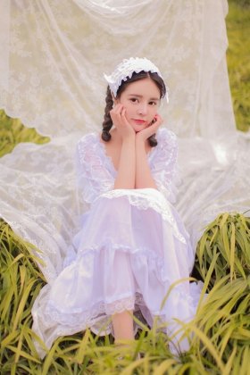 草地上樱唇蕾丝清纯美女麻花辫甜美迷人写真