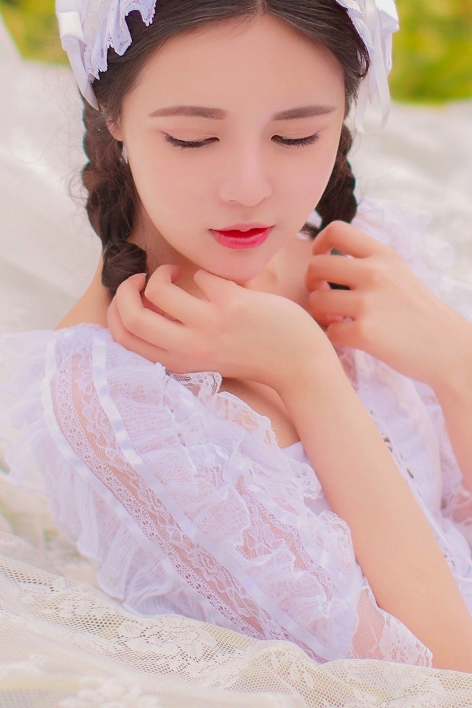 草地上樱唇蕾丝清纯美女麻花辫甜美迷人写真