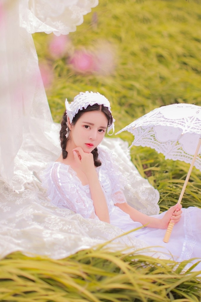 草地上樱唇蕾丝清纯美女麻花辫甜美迷人写真