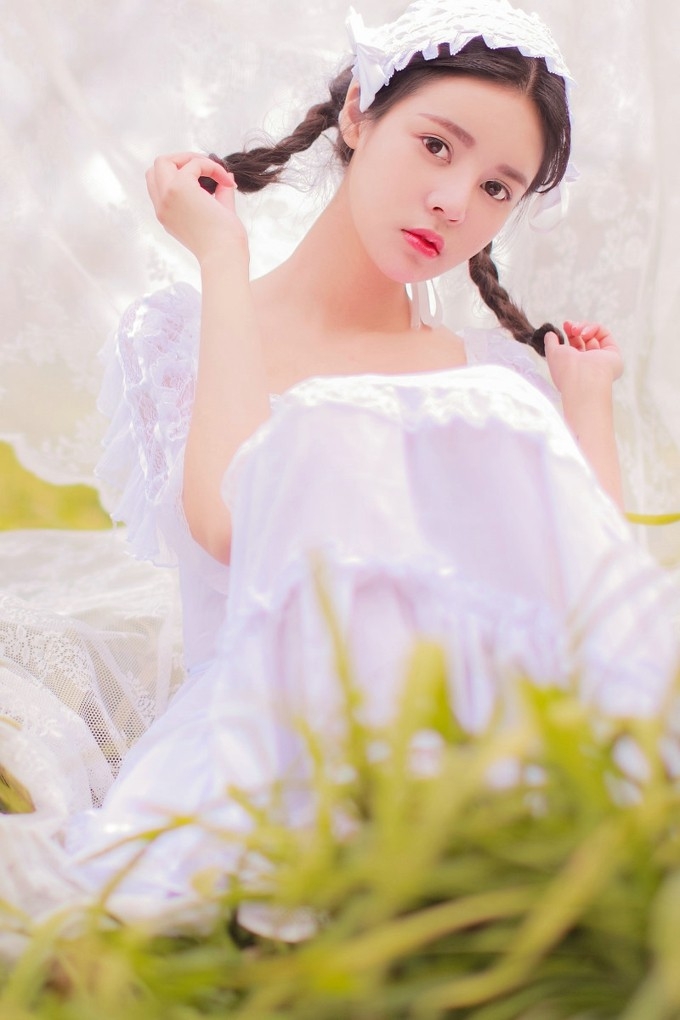 草地上樱唇蕾丝清纯美女麻花辫甜美迷人写真