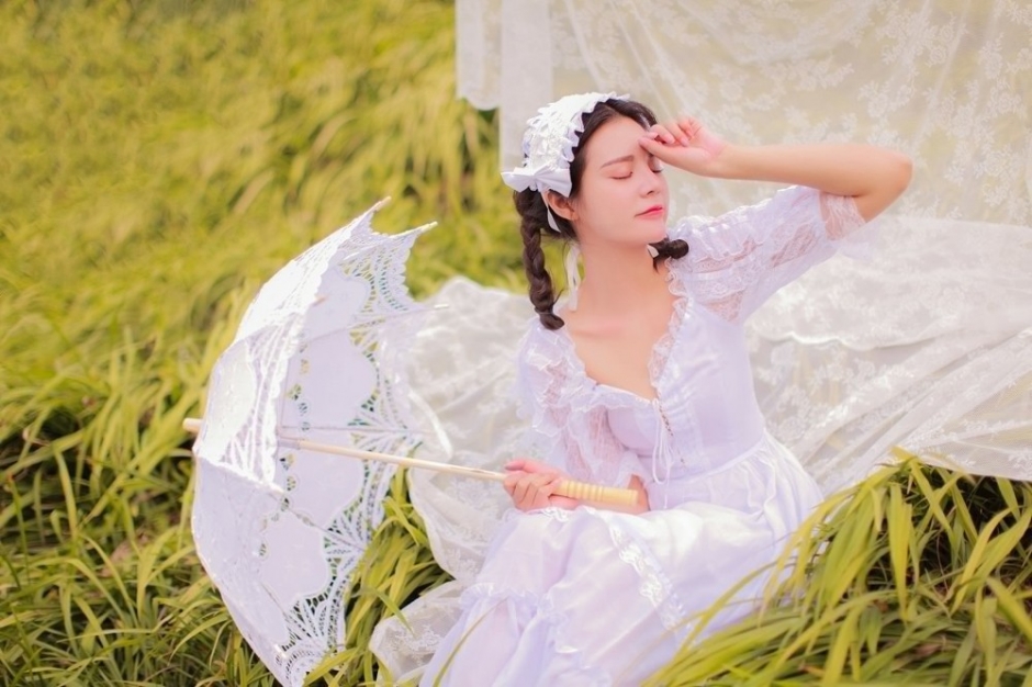 草地上樱唇蕾丝清纯美女麻花辫甜美迷人写真