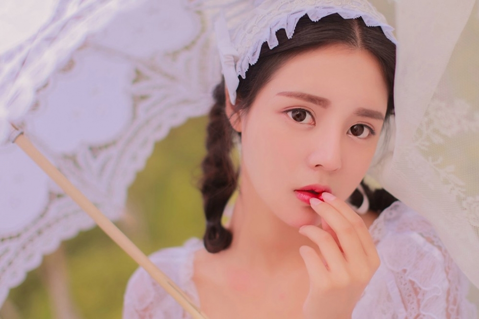 草地上樱唇蕾丝清纯美女麻花辫甜美迷人写真