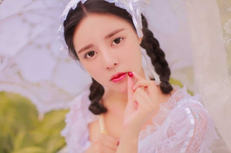 草地上樱唇蕾丝清纯美女麻花辫甜美迷人写真