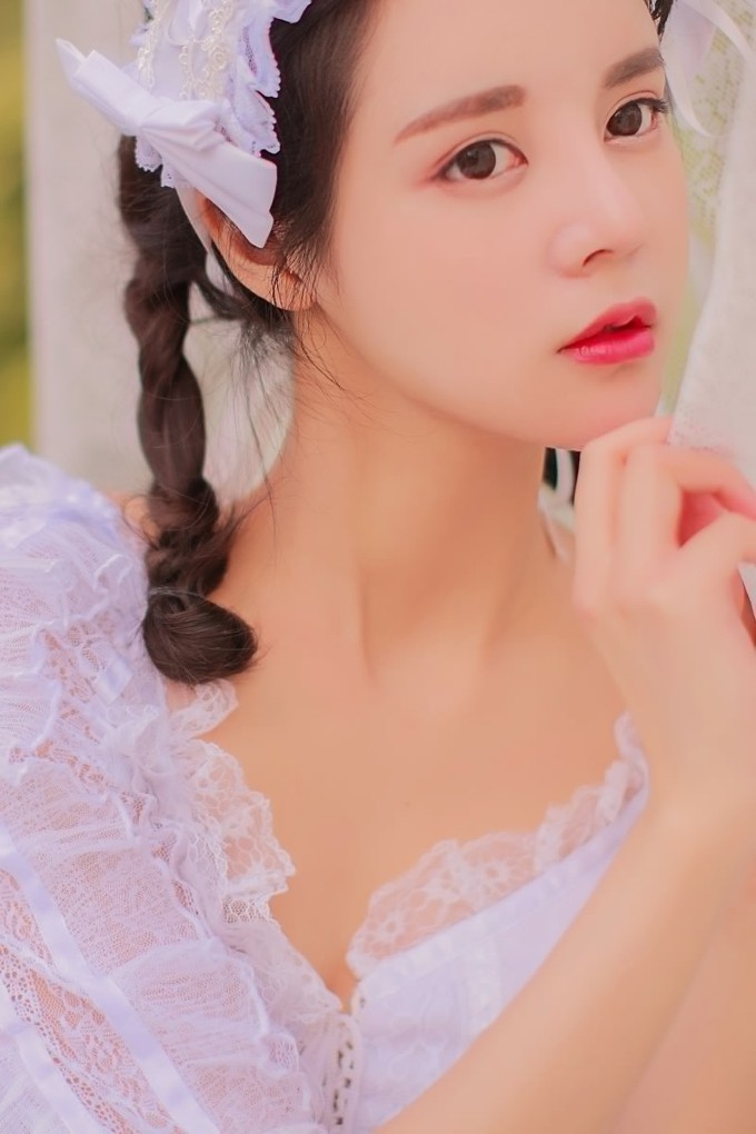 草地上樱唇蕾丝清纯美女麻花辫甜美迷人写真