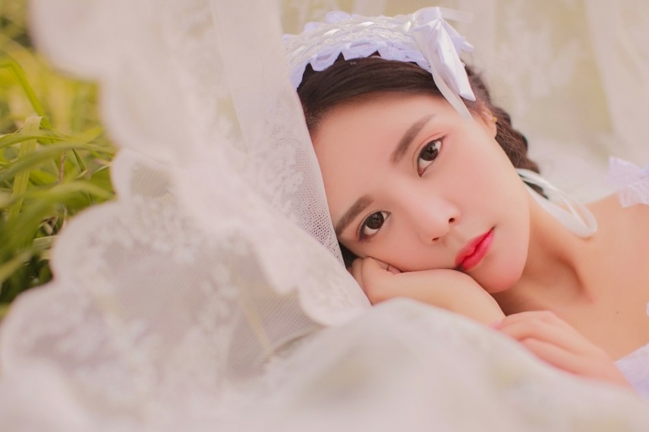 草地上樱唇蕾丝清纯美女麻花辫甜美迷人写真