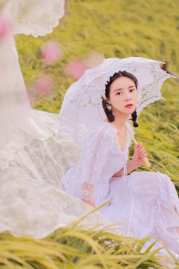 草地上樱唇蕾丝清纯美女麻花辫甜美迷人写真