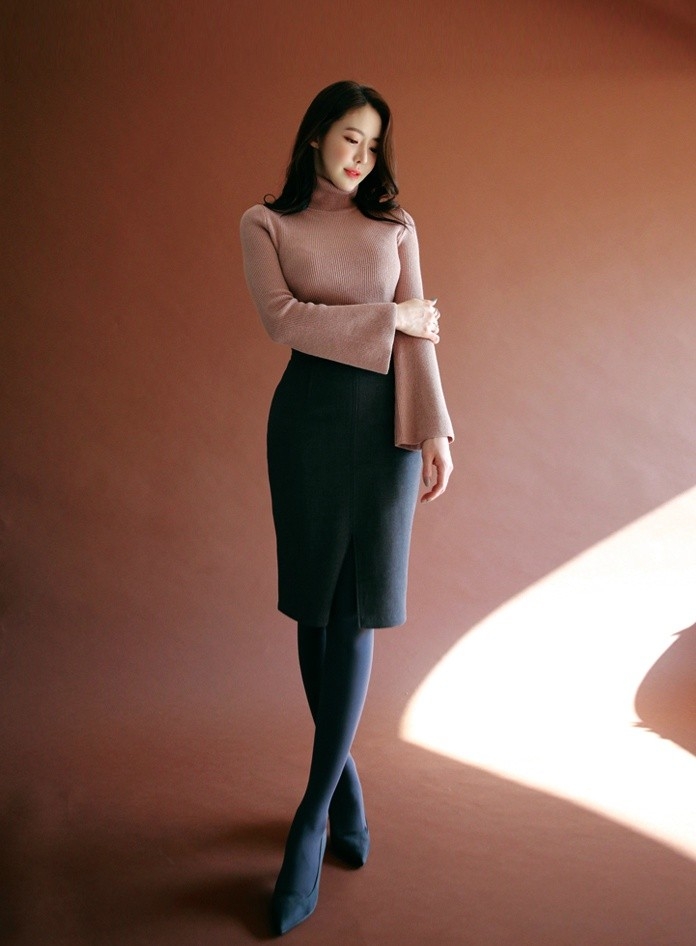 碎花风情大胸美女粉嫩娇俏装扮养眼诱惑写真