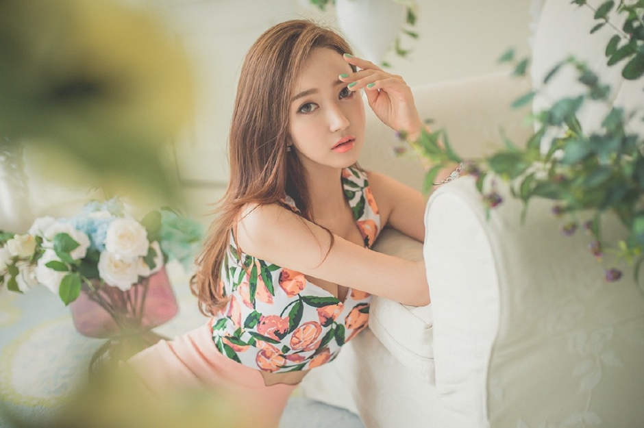 碎花风情大胸美女粉嫩娇俏装扮养眼诱惑写真