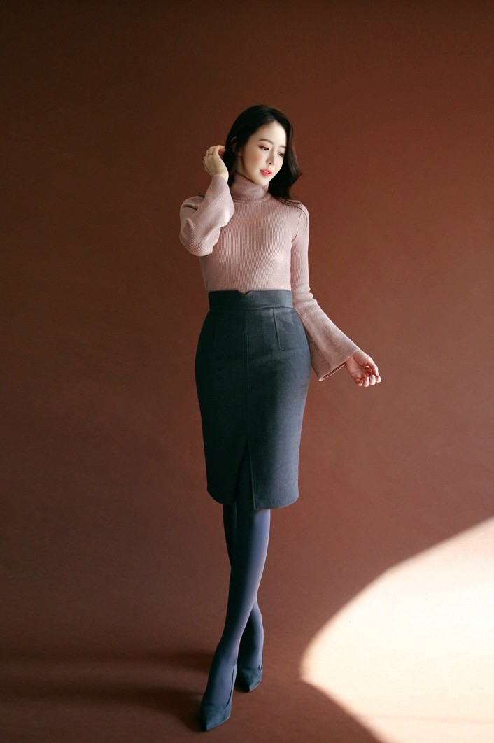 碎花风情大胸美女粉嫩娇俏装扮养眼诱惑写真