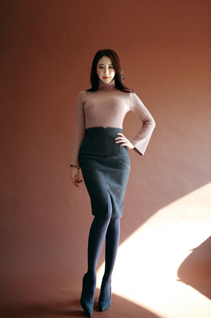 碎花风情大胸美女粉嫩娇俏装扮养眼诱惑写真