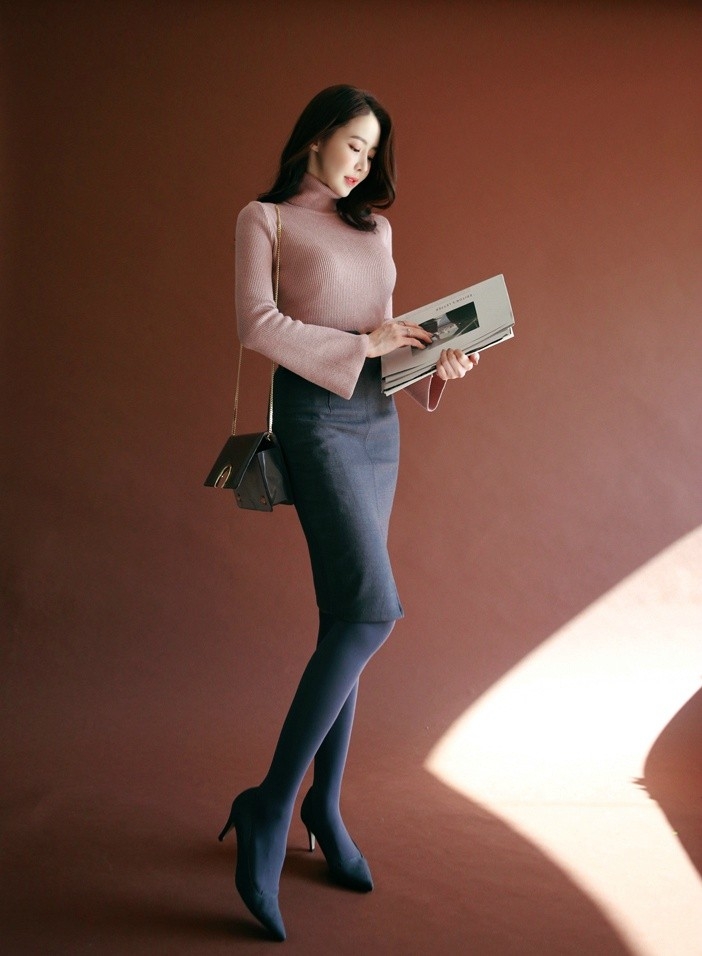 碎花风情大胸美女粉嫩娇俏装扮养眼诱惑写真