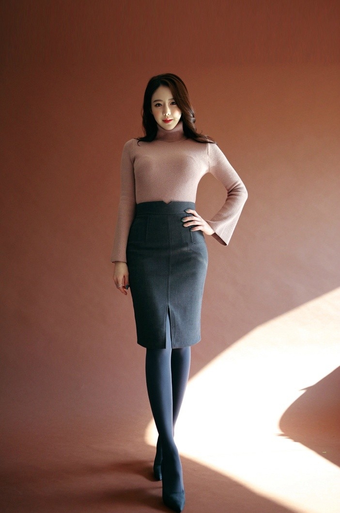 碎花风情大胸美女粉嫩娇俏装扮养眼诱惑写真