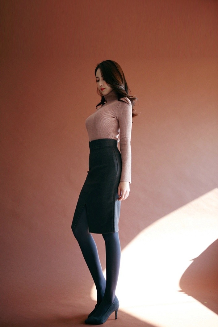 碎花风情大胸美女粉嫩娇俏装扮养眼诱惑写真