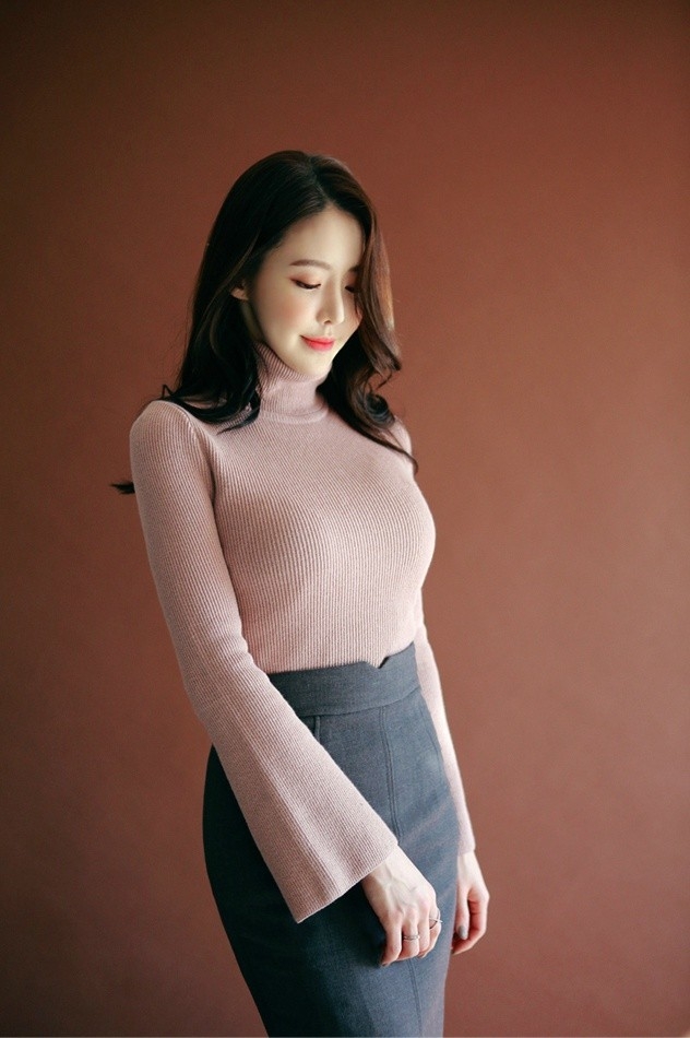 碎花风情大胸美女粉嫩娇俏装扮养眼诱惑写真