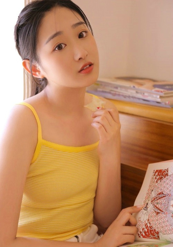 大眼睛乖巧可爱萝莉小美女惬意阳光唯美写真