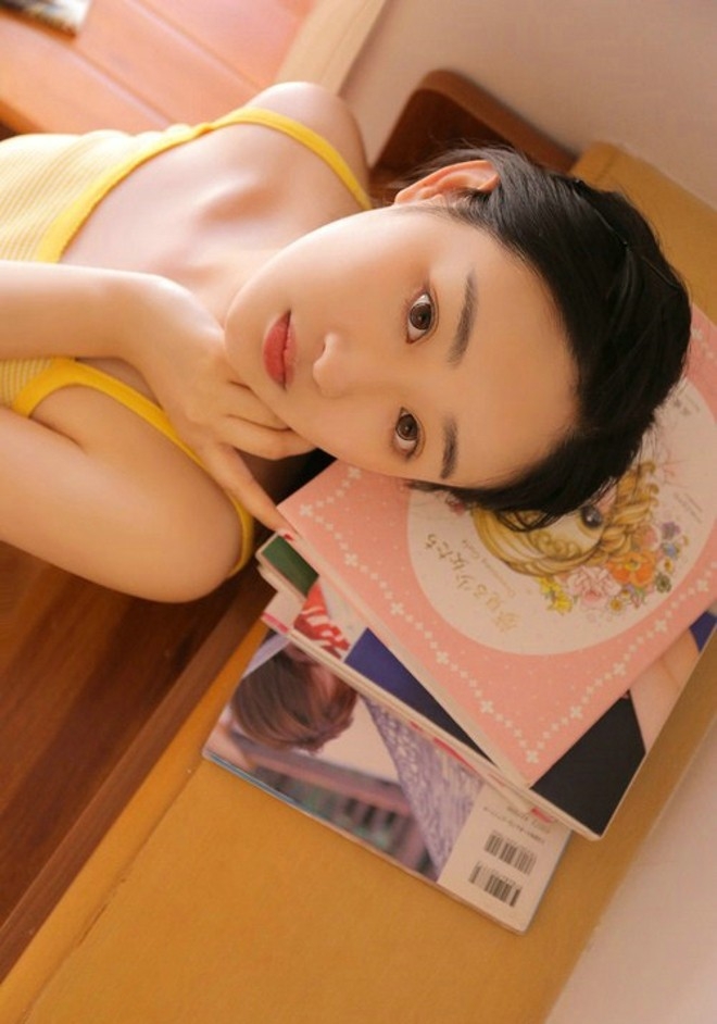 大眼睛乖巧可爱萝莉小美女惬意阳光唯美写真