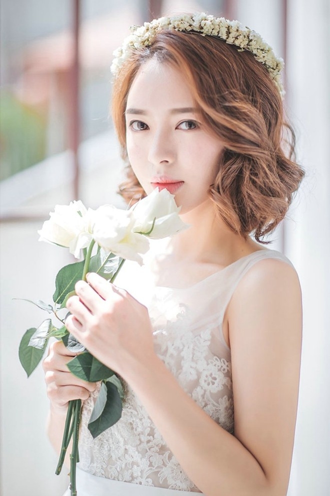 手捧百合花浪漫婚纱美女窗前唯美靓丽写真图片