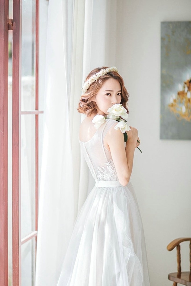 手捧百合花浪漫婚纱美女窗前唯美靓丽写真图片