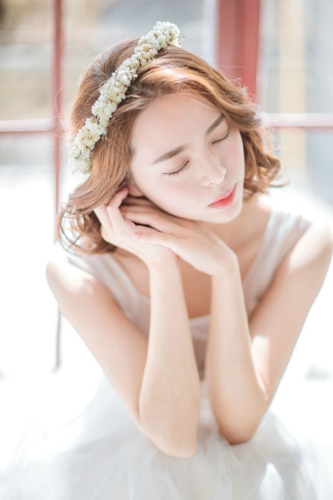 手捧百合花浪漫婚纱美女窗前唯美靓丽写真图片