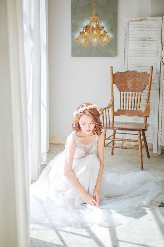 手捧百合花浪漫婚纱美女窗前唯美靓丽写真图片