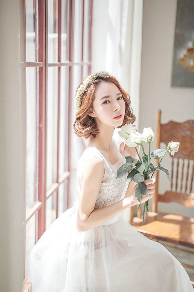 手捧百合花浪漫婚纱美女窗前唯美靓丽写真图片