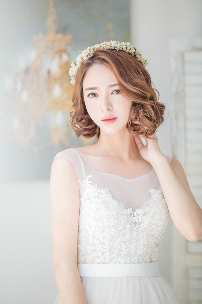 手捧百合花浪漫婚纱美女窗前唯美靓丽写真图片