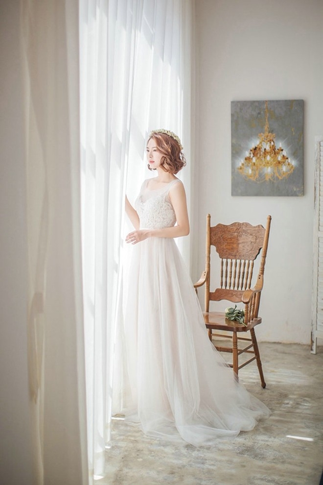 手捧百合花浪漫婚纱美女窗前唯美靓丽写真图片